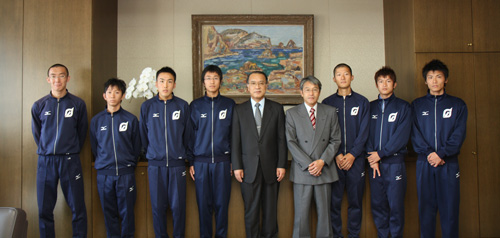 広島大学体育会陸上部が全日本大学駅伝中国四国地区最終選考会優勝を学長に報  告