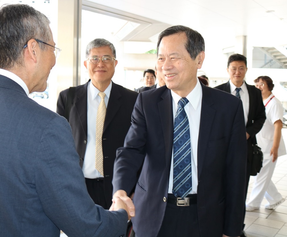 許院長(左から3人目)らを迎える木内病院長(左端) 許院長(左から3人目)らを迎える木内病院長(左端)