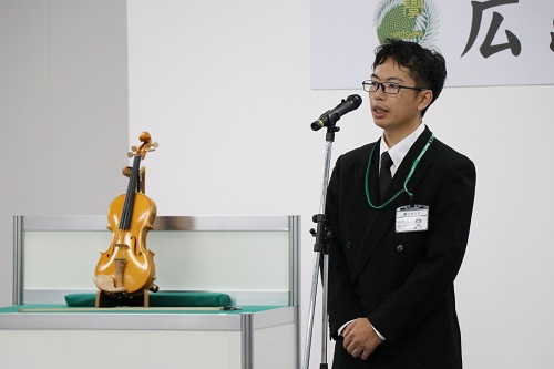 Mr. Kayo explaining the concept of the violin project