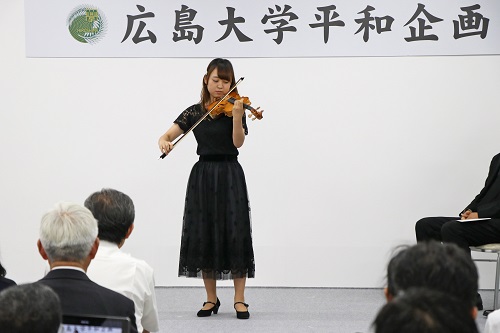 Ms. Hinako Wakinaka playing the violin