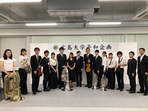 Group photo with the students involved in the event