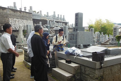 ニック・ユソフ氏の墓前供養を行うマレーシア人留学生