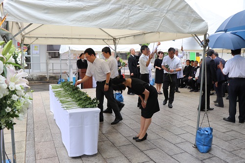 The bereaved family members of the atomic bomb victims and other participants for the service dedicating flowers