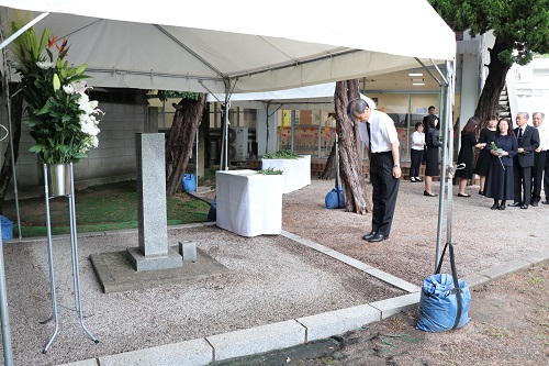 Dedicating flowers to the Monument of the buried remains of the A-bomb victims