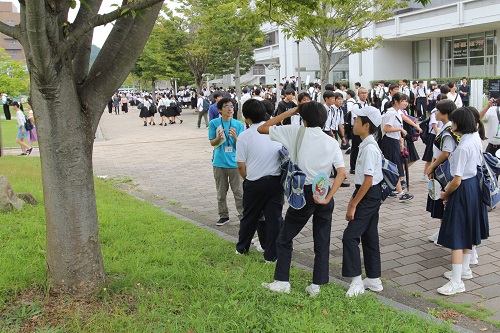 HU students showing the participants around the campus