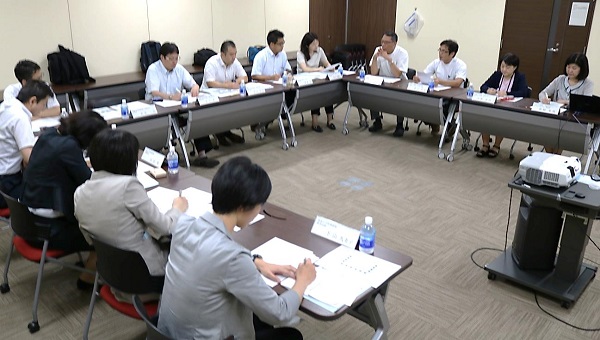 広島大学病院てんかんセンター(奥の右4人)から話を聞く筑波大学附属病院の視察団 広島大学病院てんかんセンター(奥の右4人)から話を聞く筑波大学附属病院の視察団