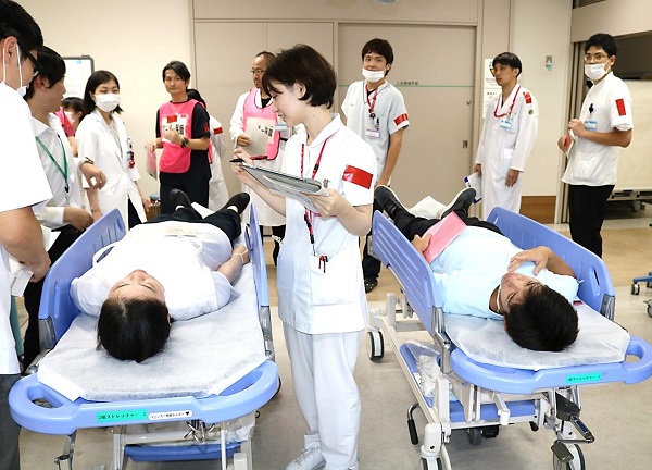 治療エリアでは医師や看護師らが対応した 治療エリアでは医師や看護師らが対応した