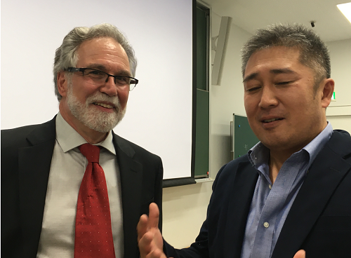 セメンザ氏と語り合う谷本講師(2019年9月、関西医科大学)