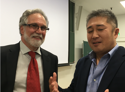 セメンザ氏と語り合う谷本講師（2019年9月、関西医科大学）