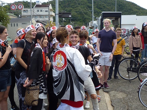 地域の人々と交流する留学生