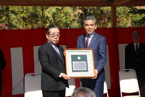 越智学長より小丸氏に学長特別表彰・学賓記・感謝状授与