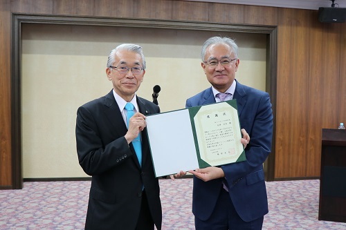 A letter of appreciation and a gift presented to Ambassador Ishii