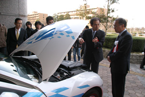 水素自動車の機関を学長らに説明