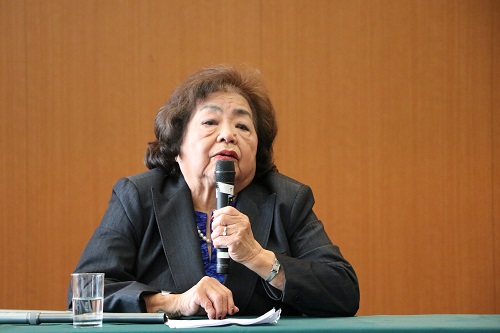 Ms. Setsuko Thurlow delivering a lecture