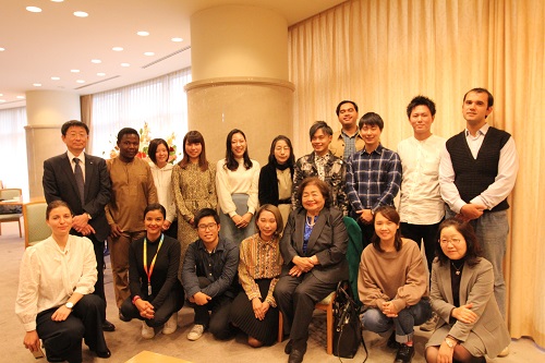 Commemorative photo with students 