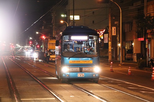 電車の軌道敷内に進入する自動運転バス