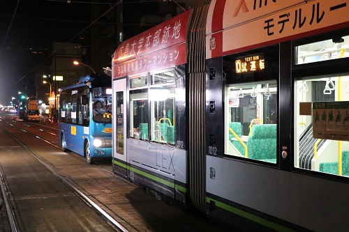 電車の前で停車する自動運転バス