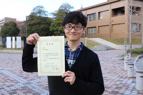 「留学生論文コンクール2019」で銀賞を受賞したニイ・ラクヒさん