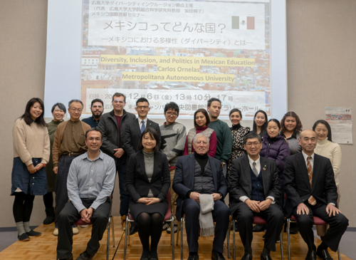 Foto Grupal de oradores y algunos participantes