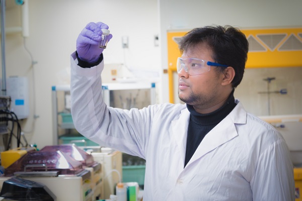 Safi Syed Ragib studies the gel produced from the experiment