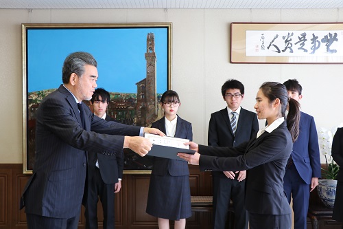 受賞者代表法学部の清水さん