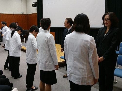 医学科教授による白衣着衣 医学科教授による白衣着衣