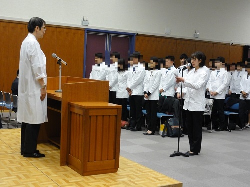 学生を代表して挨拶する井上 さくらさん