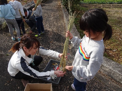 しめ縄作りの風景の写真