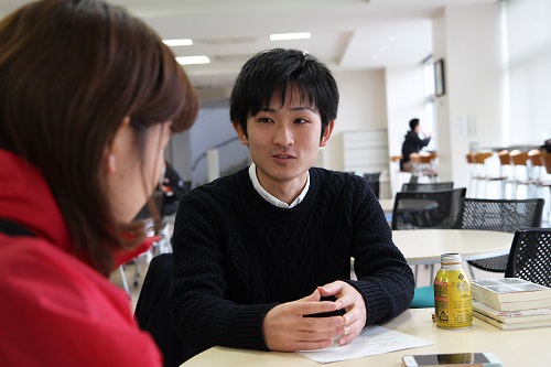 インタビューに応じる古木さん