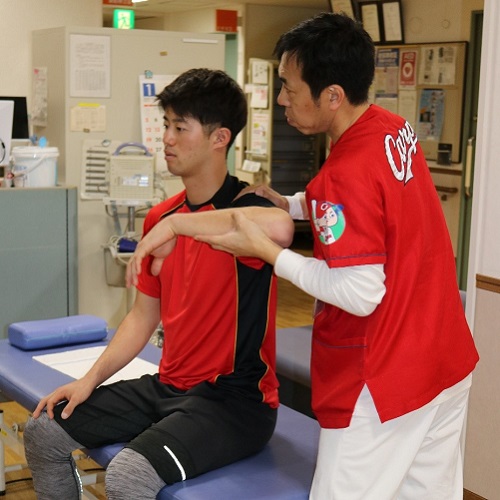 横矢助教(右)からメディカルチェックを受ける宇草選手 横矢助教(右)からメディカルチェックを受ける宇草選手
