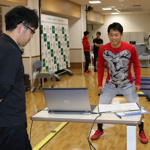 反応速度を調べる玉村昇悟投手 反応速度を調べる玉村昇悟投手