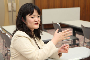 Assistant Professor Tominaga talking about what she has found particularly good about Hiroshima University