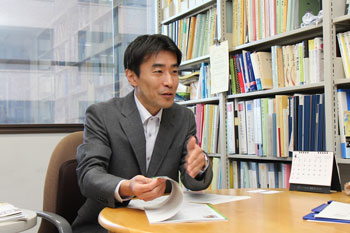 Professor Onimaru talking about what he has found particularly good about Hiroshima University