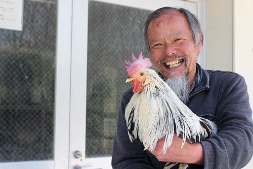 鶏を抱く都築教授