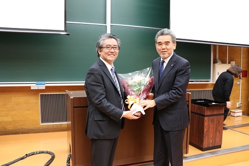 学長から感謝状、記念品および花束を贈呈しました