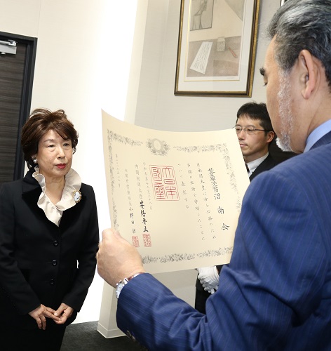 越智学長から沼南会の檜谷理事長に紺綬褒章が伝達されました