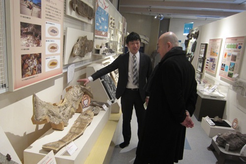 広島大学総合博物館を見学する片山大使