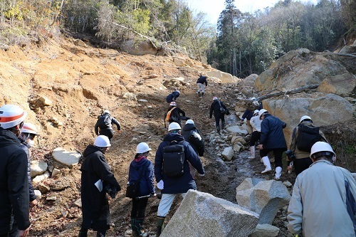 土石流センサー設置現場に向かう報道関係者