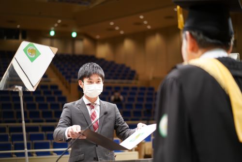 学位記を受け取る修了生代表