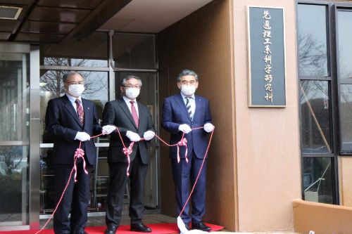 Unveiling ceremony - Graduate School of Advanced Science and Engineering (Higashi-Hiroshima Campus)