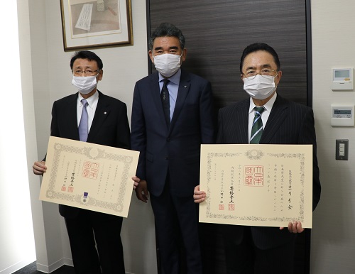 左から小林名誉教授、越智学長、平松まりも会理事長