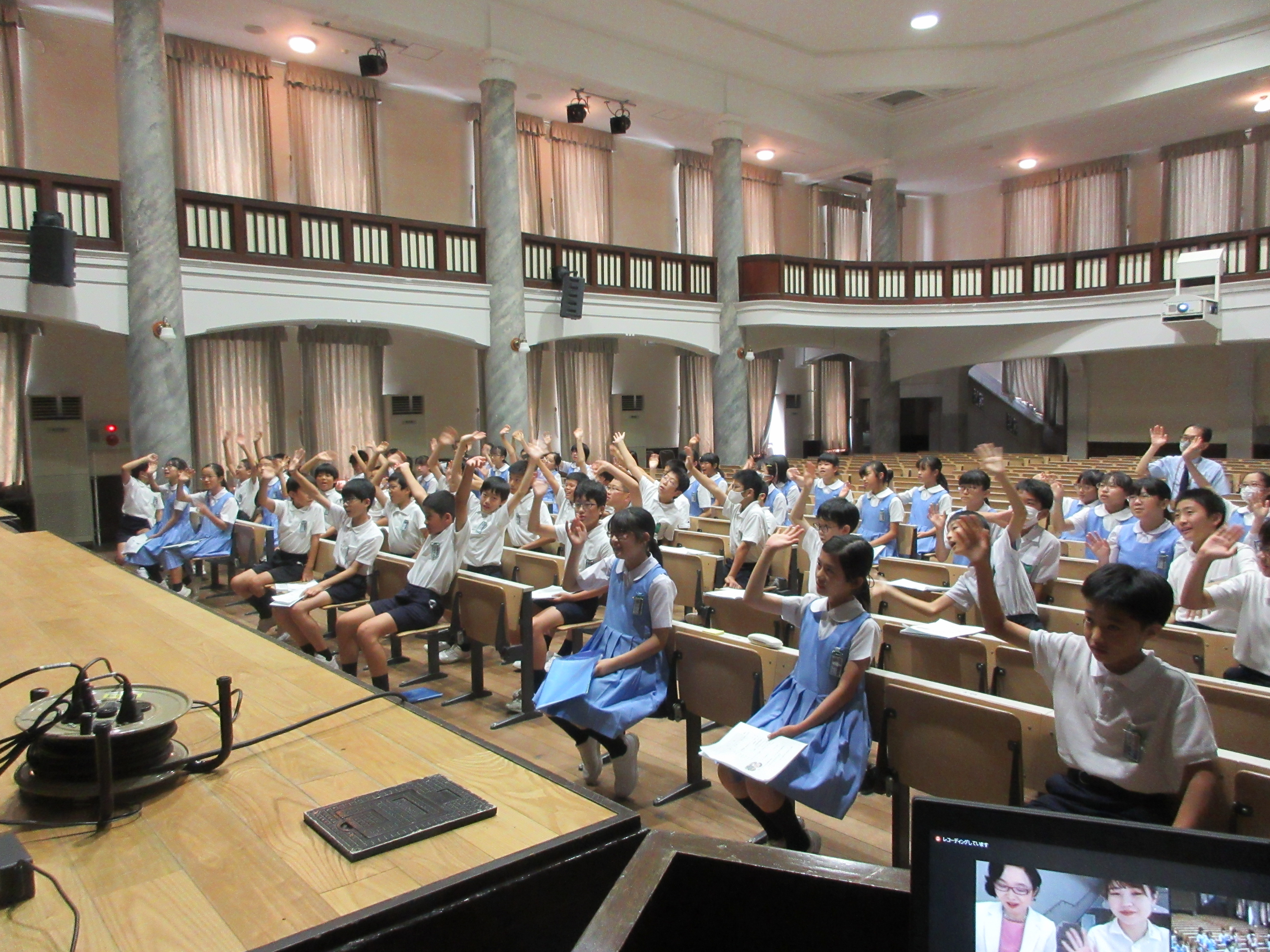手を挙げて在米広島・長崎被爆者協会の方に質問をする児童