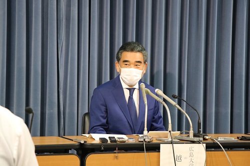 El Presidente Ochi durante la conferencia de prensa