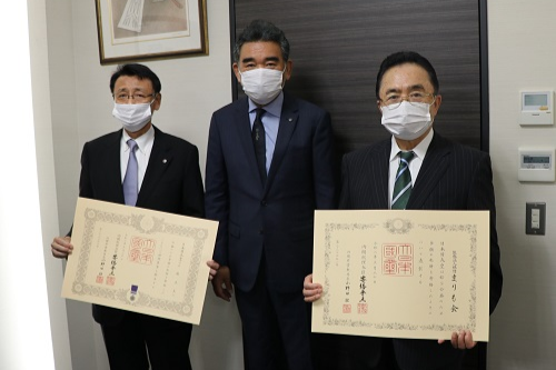 From the left, Professor Emeritus Kobayashi, President Ochi, and Chairman Hiramatsu