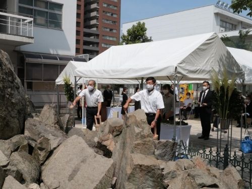 The bereaved family members of the atomic bomb victims and other participants for the service dedicating flowers and water