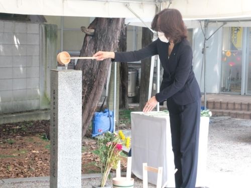 Dedicando flores y agua al Monumento de los restos de las víctimas de la bomba atómica