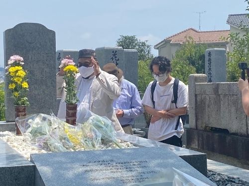 Profesor y alumnos de Malasia ofreciendo sus oraciones en la tumba de Nik Yusof