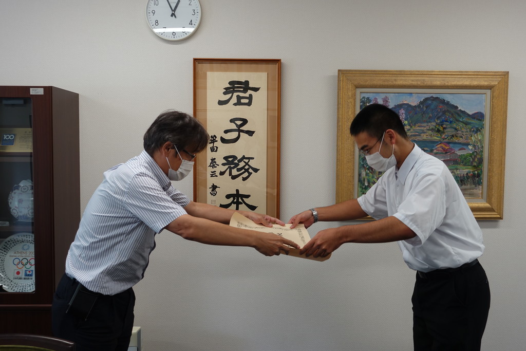 清水校長から賞状を授与される森山さん