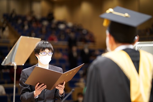 学位記を受け取る修了生代表