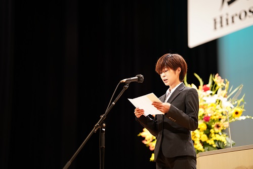 The representative of the remaining students reading a valedictory message to the new graduates